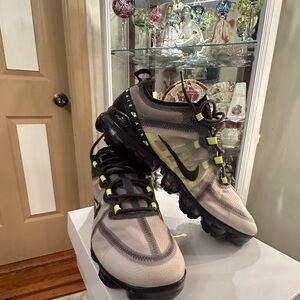 Men's Nike Vapormax tennis shoes size 9.5